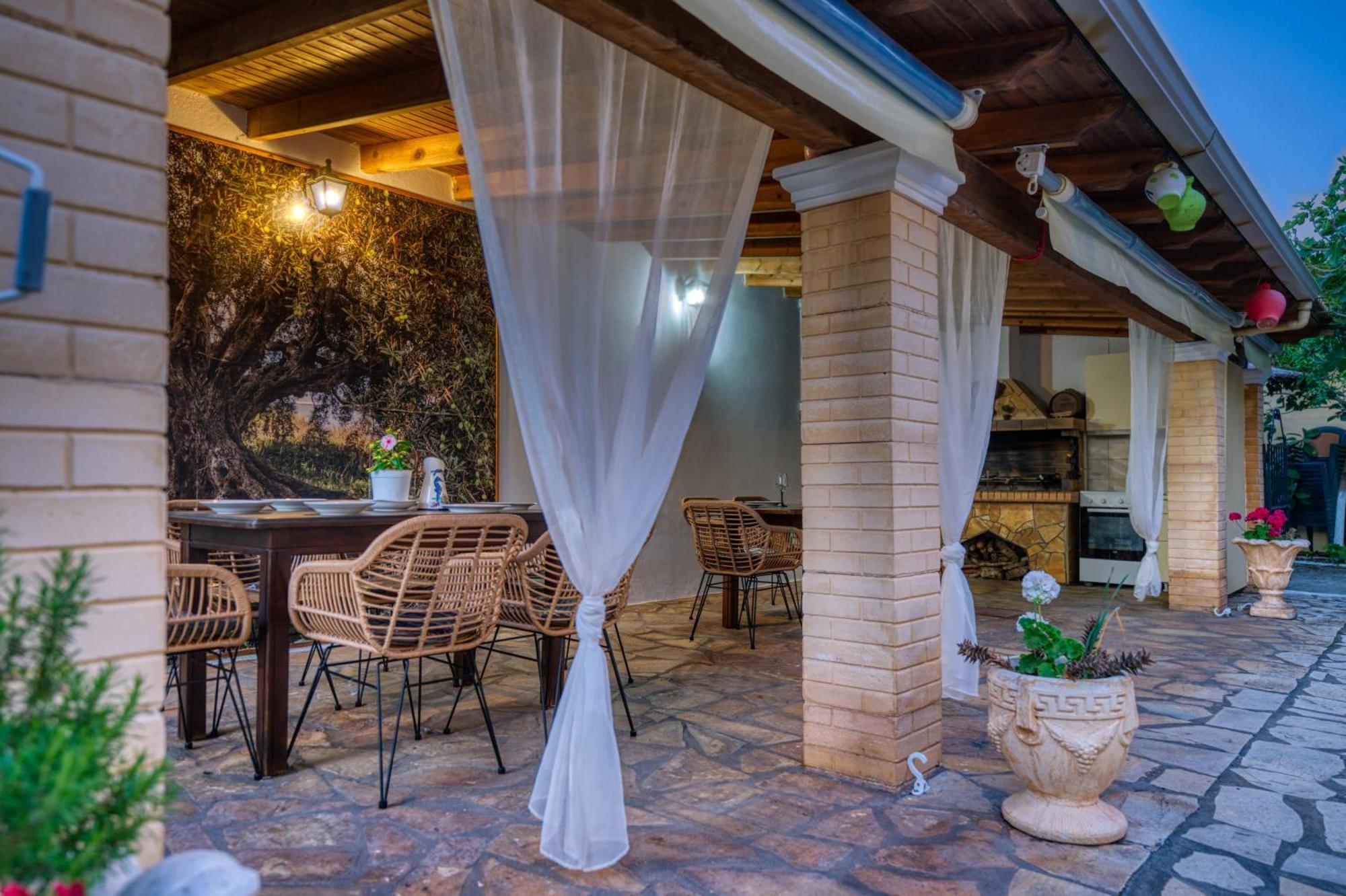 Stefanias Appartments Agios Matthaios  Exterior photo