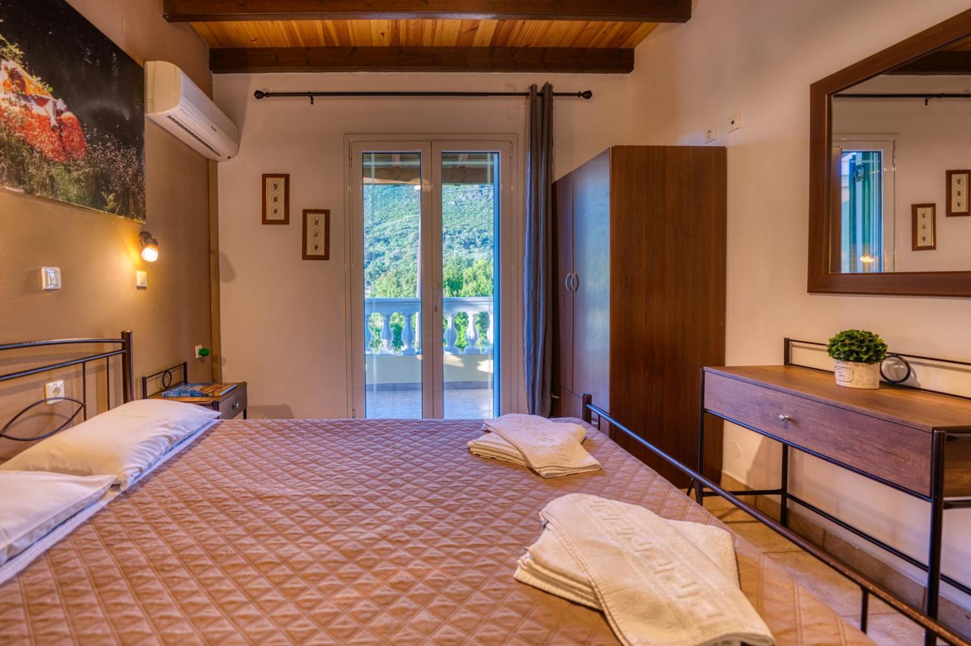 Stefanias Appartments Agios Matthaios  Exterior photo