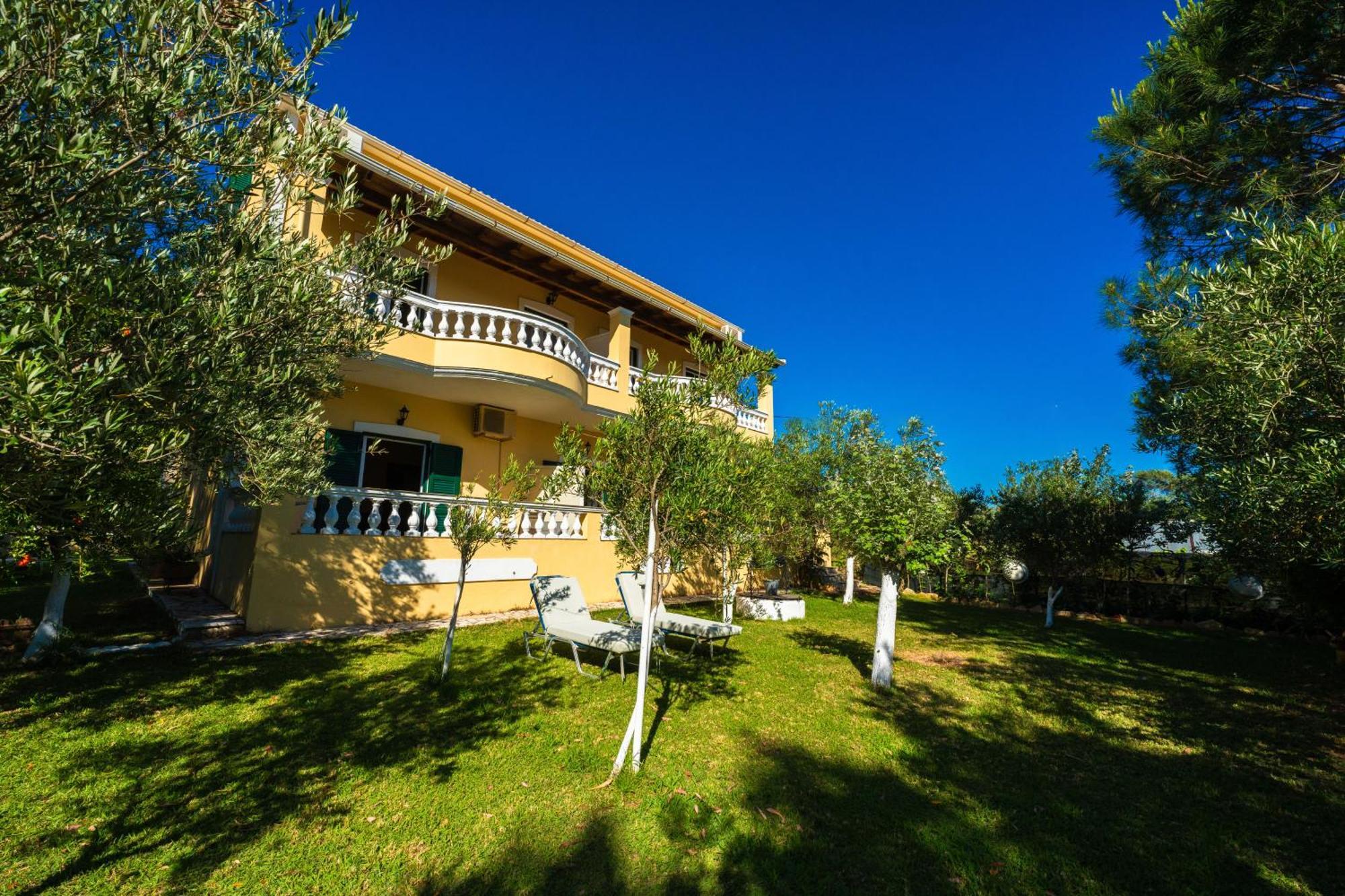 Stefanias Appartments Agios Matthaios  Exterior photo